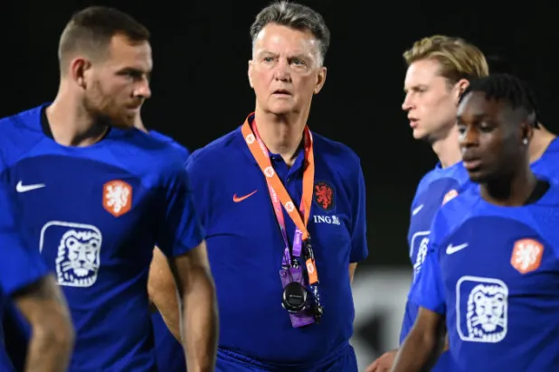 لويس فان خال يفكر كثيراً في طريقة تحييد خطورة نجم الأرجنتين ميسي (رويترز)