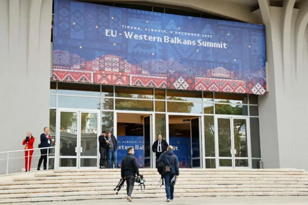 قمة تجمع بين الدول الأعضاء في الاتحاد الأوروبي وقادة دول غرب البلقان الست في تيرانا (أ.ف.ب)