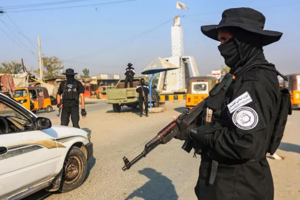 عنصر من قوات الأمن التابعة لحركة «طالبان» يقف عند نقطة تفتيش في احد شوارع جلال آباد (أ.ف.ب)