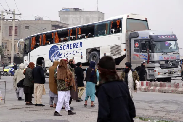 عناصر من حركة «طالبان» ينقلون حافلة متضررة بعد انفجار عبوة ناسفة في مزار شريف عاصمة إقليم بلخ الأفغاني (أ.ب)