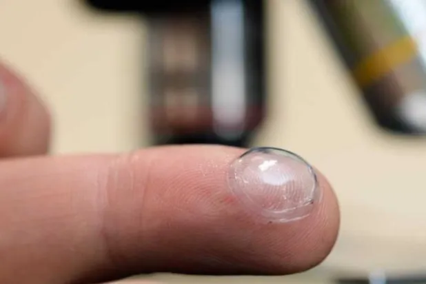 استعراض العدسة التي اخترعها الفريق البحثي (جامعة شيفيلد)