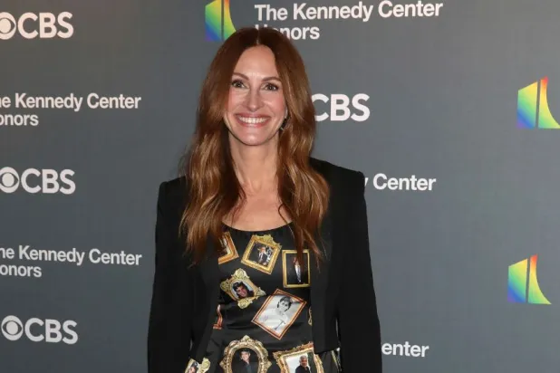 جوليا روبرتس مرتدية الثوب المزين بصور كلوني (أ.ب)