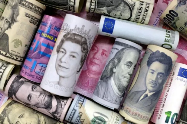 أوراق نقدية من العملات الصعبة للدلالة على تراكم الديون (رويترز)