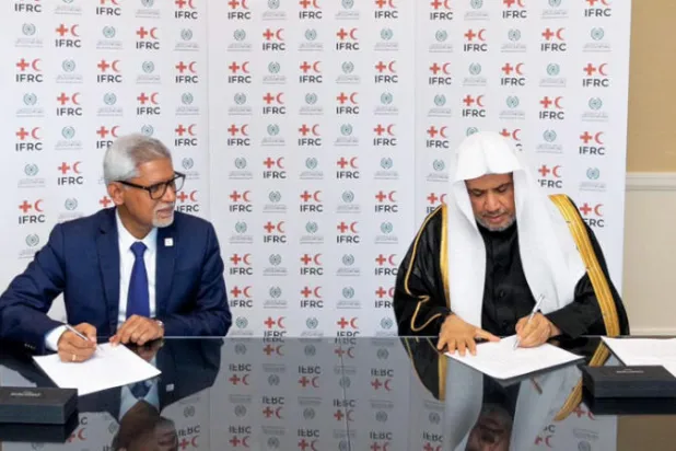 جانب من توقيع الاتفاقية بين الرابطة والهلال والصليب الأحمر (الشرق الأوسط)