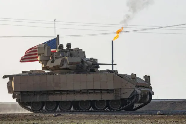 عربة عسكرية أميركية قرب منشأة نفط في ريف الحسكة شمال شرقي سوريا أول من أمس (أ.ف.ب)