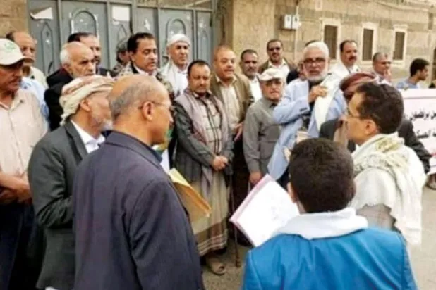 جانب من وقفة احتجاجية للسكان في حي سعوان شرق صنعاء (فيسبوك)
