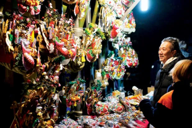 ياباني يشاهد معروضات للزينة من مصنّعة البامبو في أحد متاجر العاصمة (إ.ب.أ)