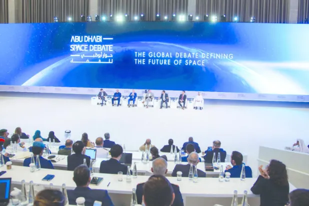 جانب من حوار أبوظبي للفضاء الذي اختتم أعماله أمس (الشرق الأوسط)