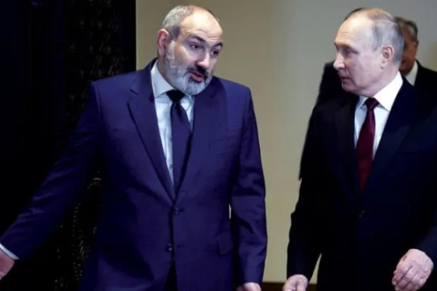 Paşinyan (solda) Rusya liderliğindeki Kolektif Güvenlik Anlaşması Örgütü’nün (CSTO) toplantısı için başkent Erivan’da Putin’i ağırlarken, zirve bildirisini imzalamayı reddederek Putin’i hiçe saydı (EPA)