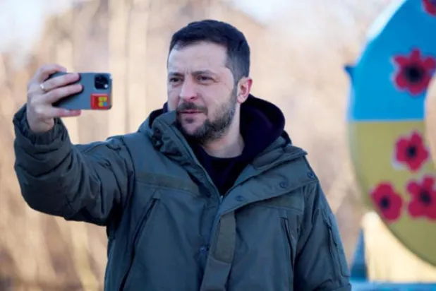 Savaşın başında Zelenskiy’in kaçacağına dair söylentiler dolaşıyordu, ancak savaştan yaklaşık on ay sonra hala cephe hatlarını ziyaret ediyor (Reuters)