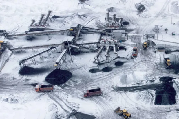 منظر جوي يُظهر العمليات في منجم للفحم بالقرب من بلدة جراموتينو الروسية (رويترز)