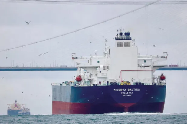 ناقلة النفط الخام مينيرفا بالتيكا التي ترفع العلم المالطي تبحر في مضيق البوسفور في طريقها للبحر الأسود في إسطنبول 5 ديسمبر 2022 (رويترز)
