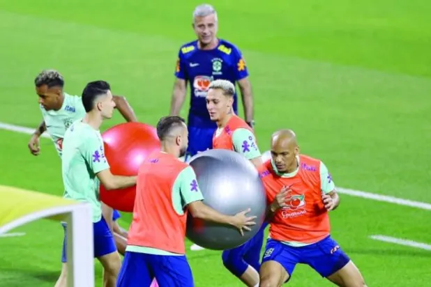 البرازيل تستعد لمواجهة ربع النهائي في أجواء مرحة (رويترز)