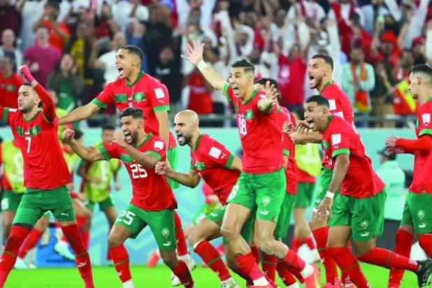 لاعبو المغرب ينطلقون فرحاً بعد تسجيل حكيمي ترجيحية الفوز (رويترز)