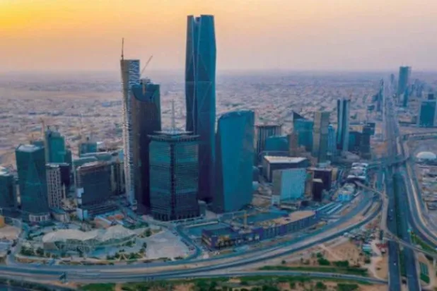 قرار الحكومة السابق يمنع تقليد من هم بمرتبة «وزير» لمجالس إدارات الشركات إلا بأمر من مجلس الوزراء (الشرق الأوسط)