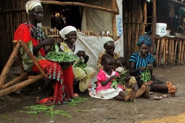 صورة تعود إلى 17 يونيو 2017 لنساء من جنوب السودان لاجئات في إثيوبيا هرباً من الحرب في بلادهنّ (رويترز)