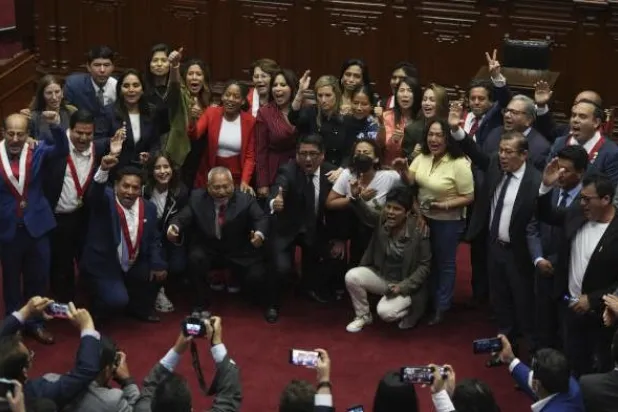 برلمانيون بيروفيون يحتفلون اليوم بعد نجاح تصويتهم لعزل الرئيس بيدرو كاستيلو (أ.ب)