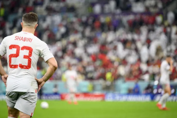 الحسرة بادية على شاكيري من الخسارة المؤلمة (إ.ب.أ)