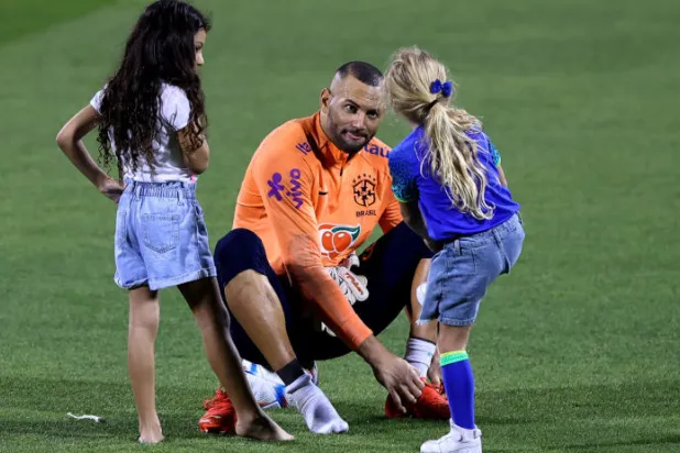 لاعبو البرازيل يعيشون لحظات عائلية متزايدة في معسكرهم (رويترز)