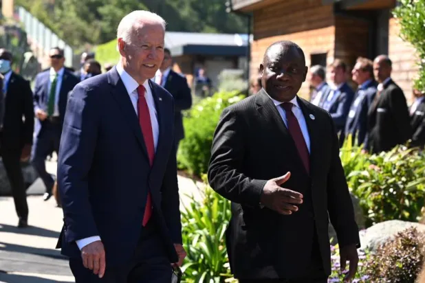 الرئيس الأميركي بايدن خلال لقاء سابق برئيس جنوب أفريقيا سيريل رامافوزا (رويترز)