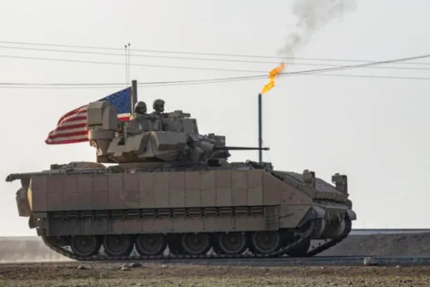 Geçtiğimiz pazartesi günü Suriye'nin kuzeydoğusundaki Haseke kırsalında bir petrol tesisinin yakınlarında devriye gezen ABD’ye ait bir askeri araç (AFP)