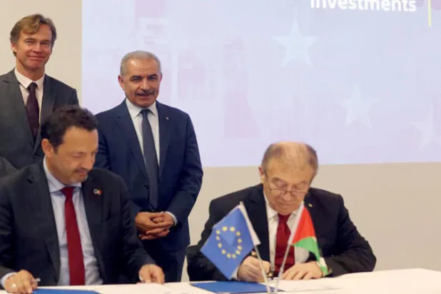 الجانبان الفلسطيني والأوروبي خلال التوقيع على إحدى الاتفاقيات أمس (وفا)