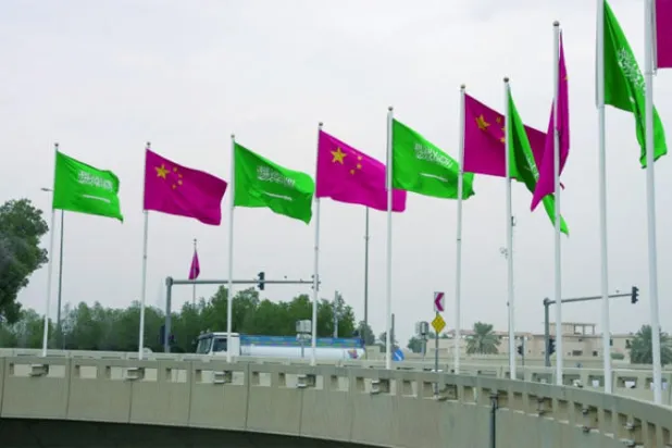 أعلام سعودية وصينية في أحد شوارع الرياض استعداداً للقمم الثلاث (واس)