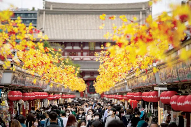 زائرون لمعبد سينسوجي وهو موقع سياحي شهير في طوكيو - اليابان (أ.ف.ب)