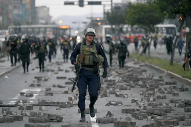 جانب من المواجهات بين قوات الأمن وأنصار الرئيس المعزول في ضواحي ليما أمس (أ.ف.ب)