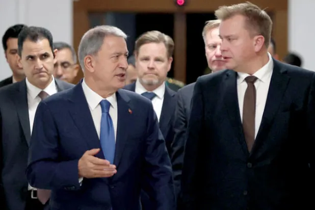 وزير الدفاع التركي خلوصي أكار (يسار) مع نظيره الفنلندي آنتي كيكونين في أنقرة أمس (رويترز)