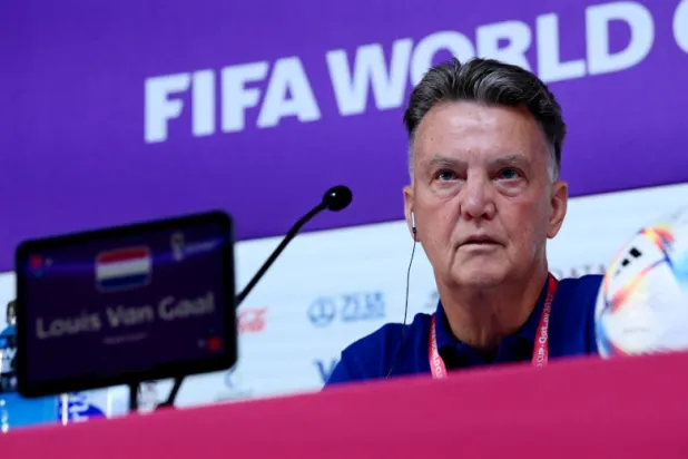 فان خال تحدث كثيرا عن تطور كرة القدم (رويترز)