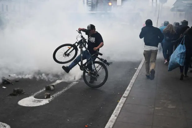 غاز قنابل مسيلة للدموع أطلقتها الشرطة لتفريق مؤيدين للرئيس المخلوع بيدرو كاستيّو في إحدى ضواحي ليما (أ.ف.ب)