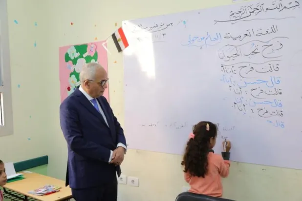 وزير التربية والتعليم خلال زيارته لإحدى المدارس المصرية (وزارة التربية والتعليم)