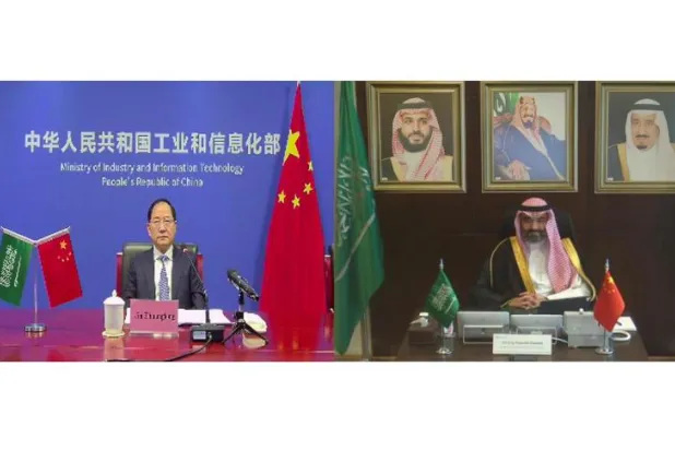 المهندس عبد الله السواحه وزير الاتصالات وتقنية المعلومات السعودي ووانغ تشيغانغ وزير الصناعة وتقنية المعلومات الصيني (واس)