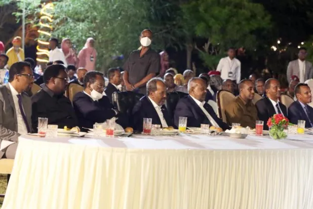 صورة وزعها مكتب الرئيس الجيبوتي لاجتماعه مع نظيره الصومالي