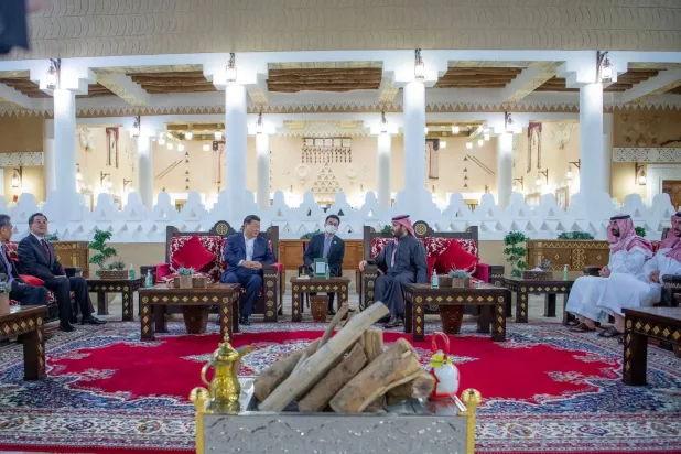 ولي العهد السعودي الأمير محمد بن سلمان والرئيس الصيني شي جينبينغ خلال مأدبة العشاء (بدر العساكر)