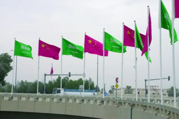Üç zirveye hazırlık olarak Riyad'da bir sokakta Suudi ve Çin bayrakları (SPA)