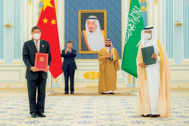 بحضور ولي العهد والرئيس الصيني...  تبادل وزراء البلدين مذكرات التفاهم، ويبدو في الصورة وزير الطاقة السعودي مع رئيس لجنة الدولة للتنمية الصينية (واس)