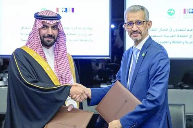 
وزیر فرهنگ سعودی و مدیر الکسو پس از امضای توافق همکاری (واس)