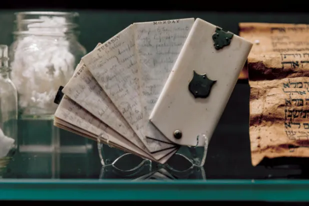 كتاب من العاج يعود للقرن 19 في معرض «بناء الكتاب من العالم القديم حتى يومنا هذا» (نيويورك تايمز)