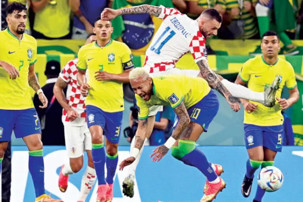نيمار يتعرض لمخاشنة من مدافعي كرواتيا في إحدى هجمات السامبا (إ.ب.أ)