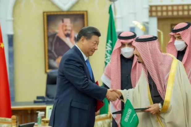 
خادم حرمین و رئیس جمهور چین هنگام امضای سند (واس)