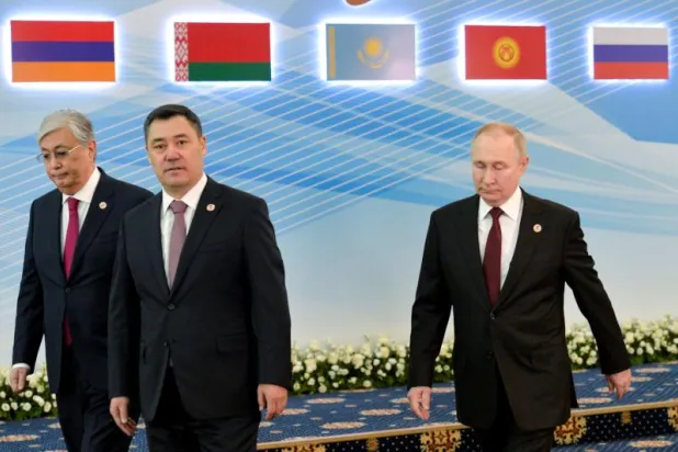 الرئيس الروسي فلاديمير يوتين مع رئيس قيرغيزستان صدير جاباروف (وسط) ورئيس كازاخستان قاسم جومارات توكاييف في بشكيك الجمعة (أ.ب)