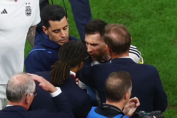 ميسي بدا غاضباً من تلميحات فان خال (رويترز)