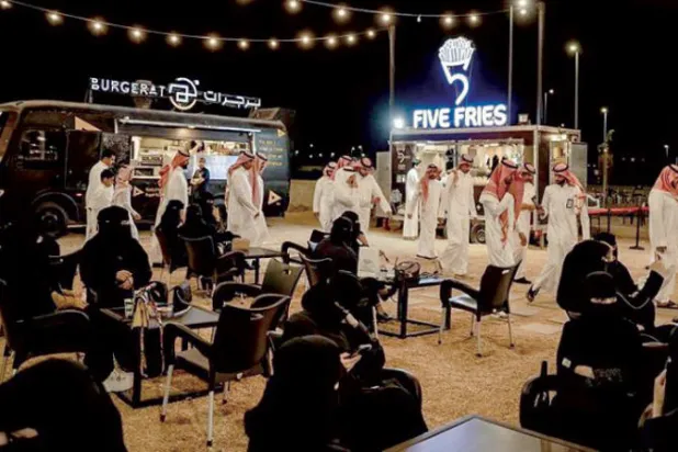 الأنشطة التجارية المتنقلة تشهد دخول شباب الأعمال بكثافة في السعودية مما يعزز الحد من معوقاتها (الشرق الأوسط)