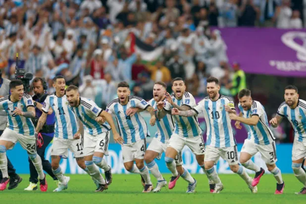 ميسي ورفاقه وفرحة التأهل للمربع الذهبي (رويترز)