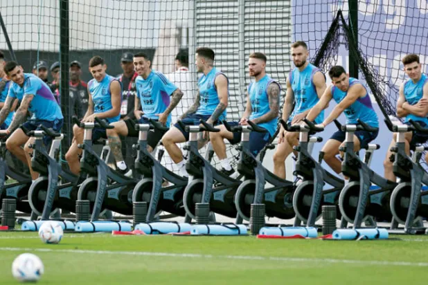 لاعبو الأرجنتين في حصة تدريبية قبل مواجهة كرواتيا في قبل النهائي (رويترز)