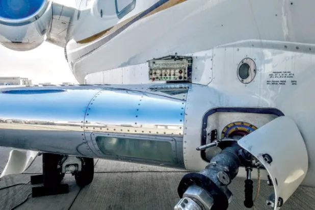 مضخة وقود تقوم بتزويد طائرة قبل إقلاعها (رويترز)