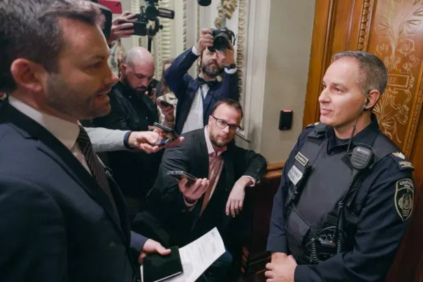 بول سان - بيار بلاموندون يُمنع من الدخول إلى الجمعية الوطنية في كيبيك إثر رفضه أداء قسم الولاء للملك تشارلز (أ.ف.ب)