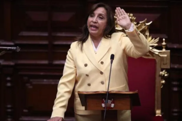 دينا بولوارت تقسم اليمين الدستورية بعد توليها السلطة في بيرو (أ.ب)